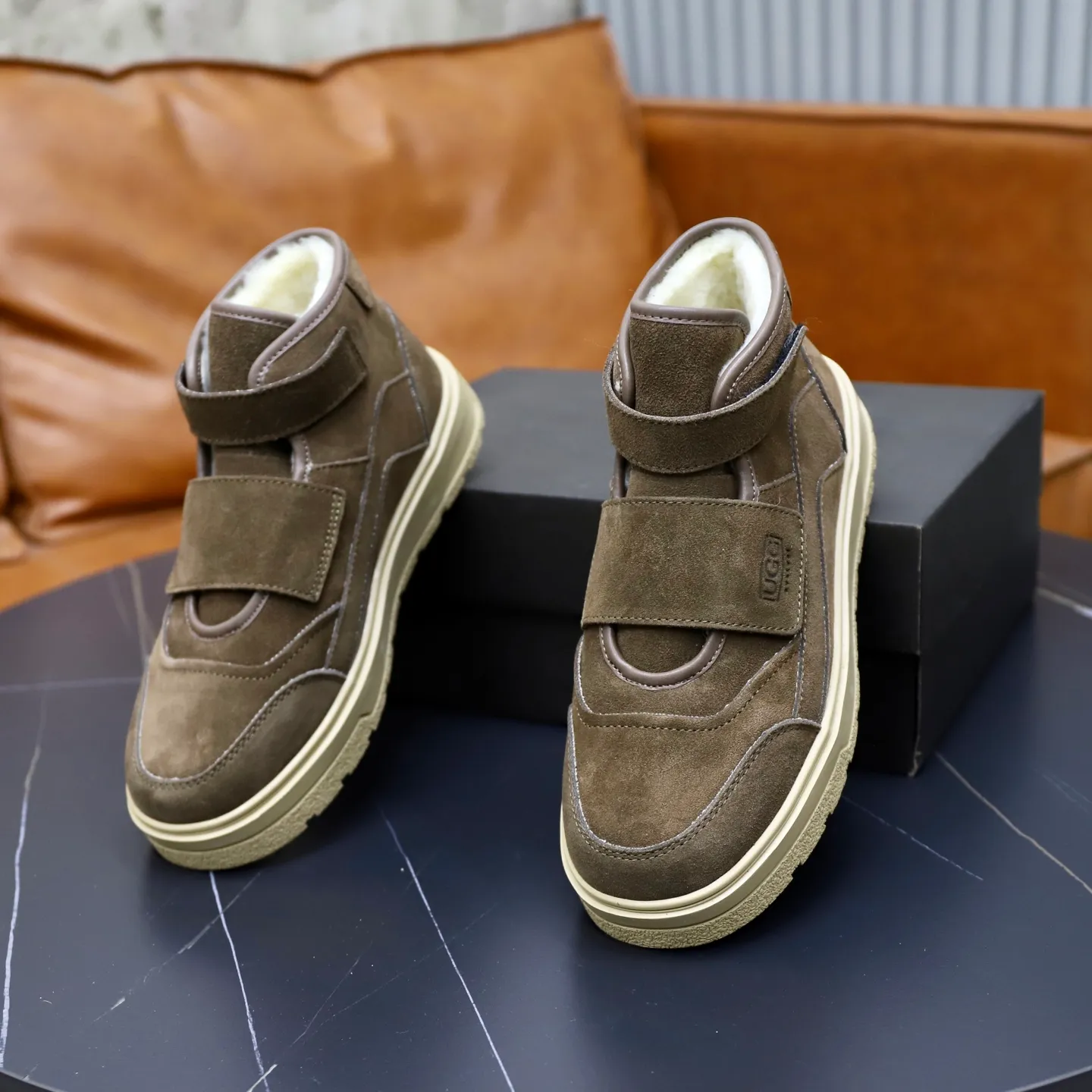 Ex-factory price: 600💰Thick wool imported from Australia Brand: UGG genuine purchase Size: 39-44 Grade: Official website 1:1 Material: First layer of genuine leather waterproof and antifreeze upper Real wool lining Original non-slip soft wear-resistant outsole Style category: Men's casual shoes Trendy style Comfortable on the feet Color: Official website color synchronization